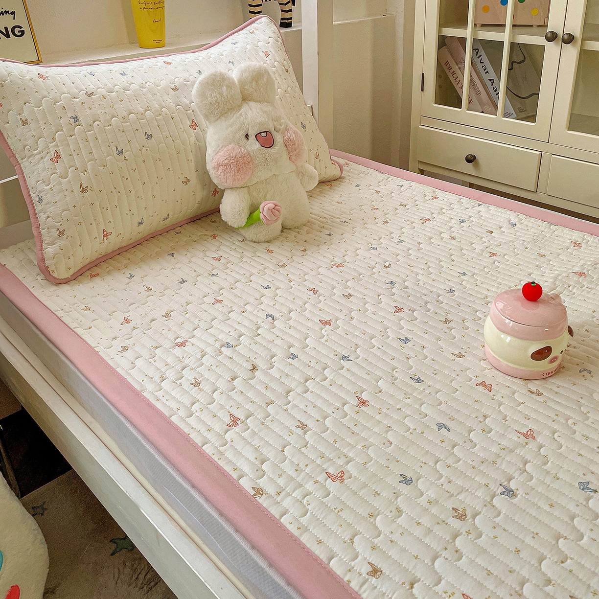 91家纺网 家纺一手货源 找家纺 纽缦家纺 2026新款A类水洗棉夹棉学生床垫 彩蝶红