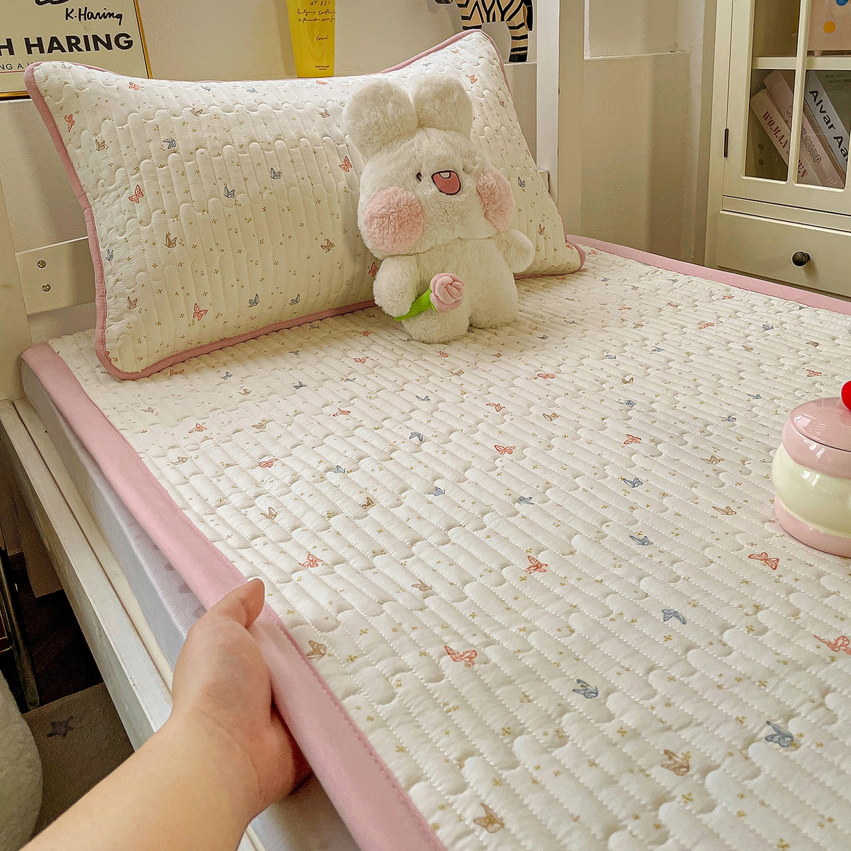 91家纺网 家纺一手货源 找家纺 纽缦家纺 2026新款A类水洗棉夹棉学生床垫 彩蝶红