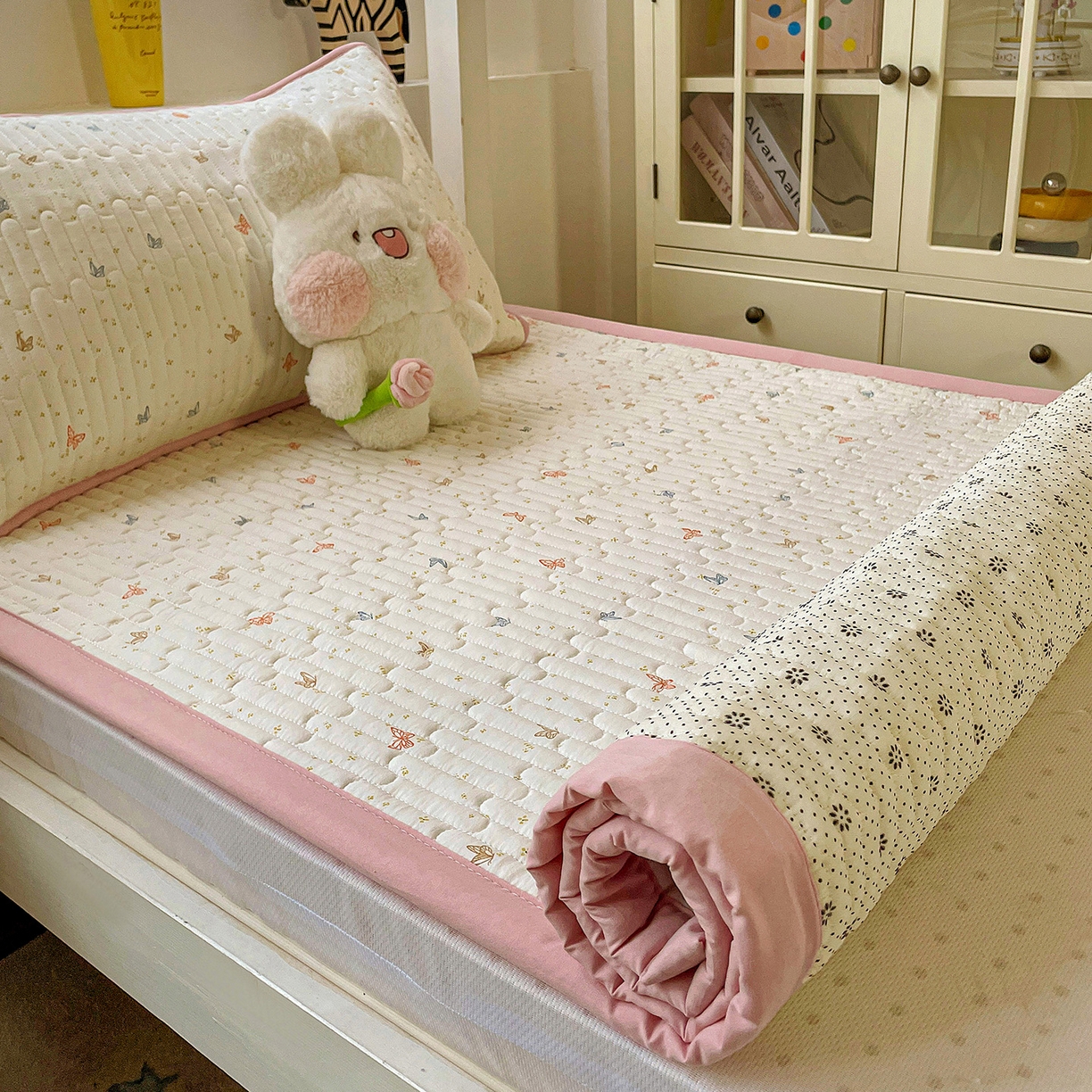 91家纺网 家纺一手货源 找家纺 纽缦家纺 2026新款A类水洗棉夹棉学生床垫 彩蝶红