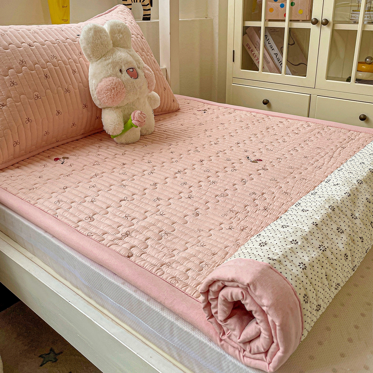 91家纺网 家纺一手货源 找家纺 纽缦家纺 2026新款A类水洗棉夹棉学生床垫 梦樱粉