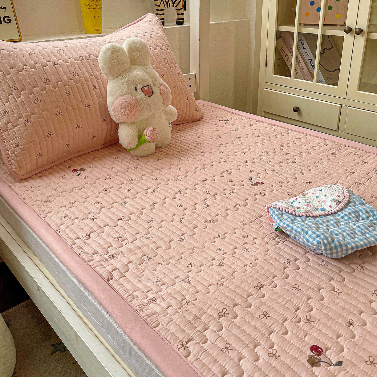 91家纺网 家纺一手货源 找家纺 纽缦家纺 2026新款A类水洗棉夹棉学生床垫 梦樱粉