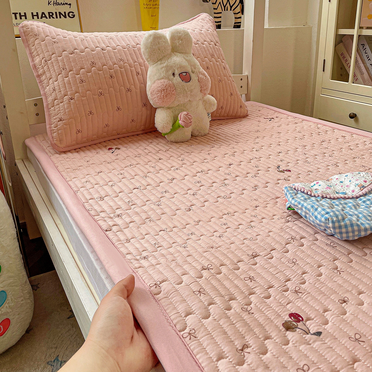 91家纺网 家纺一手货源 找家纺 纽缦家纺 2026新款A类水洗棉夹棉学生床垫 梦樱粉