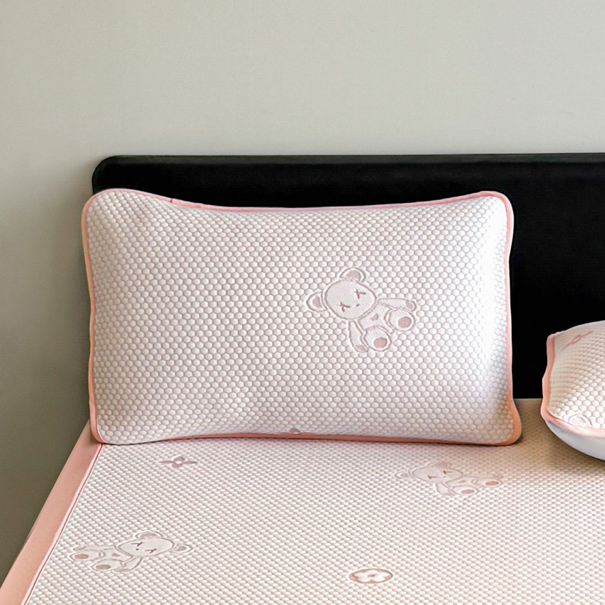 91家纺网 家纺一手货源 找家纺 奇丝雅 2026新款夏季A类卡通冰豆豆冰丝凉席枕套凉感家用可机洗单人学生宿舍48×74cm一只一对 抱抱熊-粉