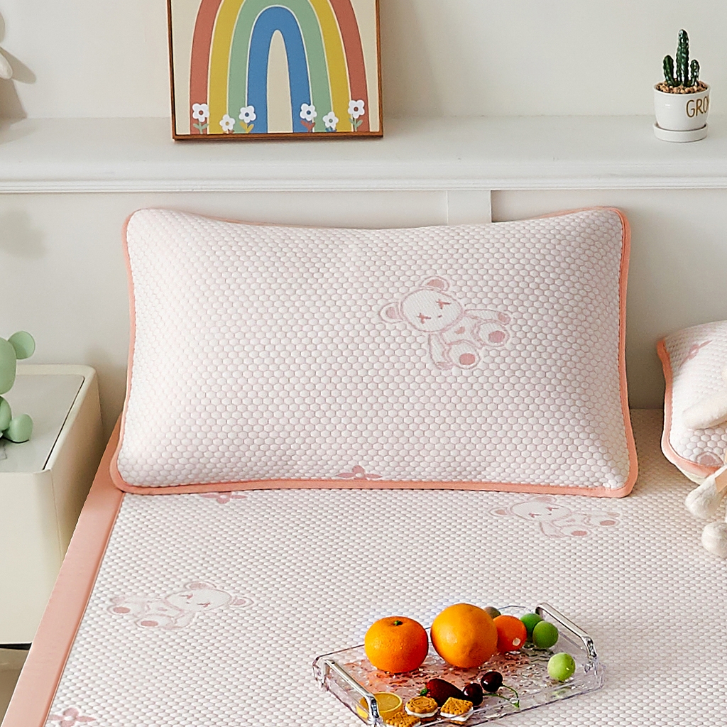 91家纺网 家纺一手货源 找家纺 奇丝雅 2026新款夏季A类卡通冰豆豆冰丝凉席枕套凉感家用可机洗单人学生宿舍48×74cm一只一对 抱抱熊-粉