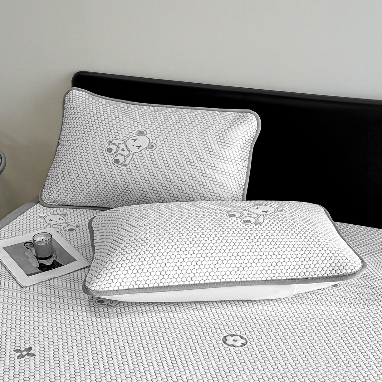 91家纺网 家纺一手货源 找家纺 奇丝雅 2026新款夏季A类卡通冰豆豆冰丝凉席枕套凉感家用可机洗单人学生宿舍48×74cm一只一对 抱抱熊-灰