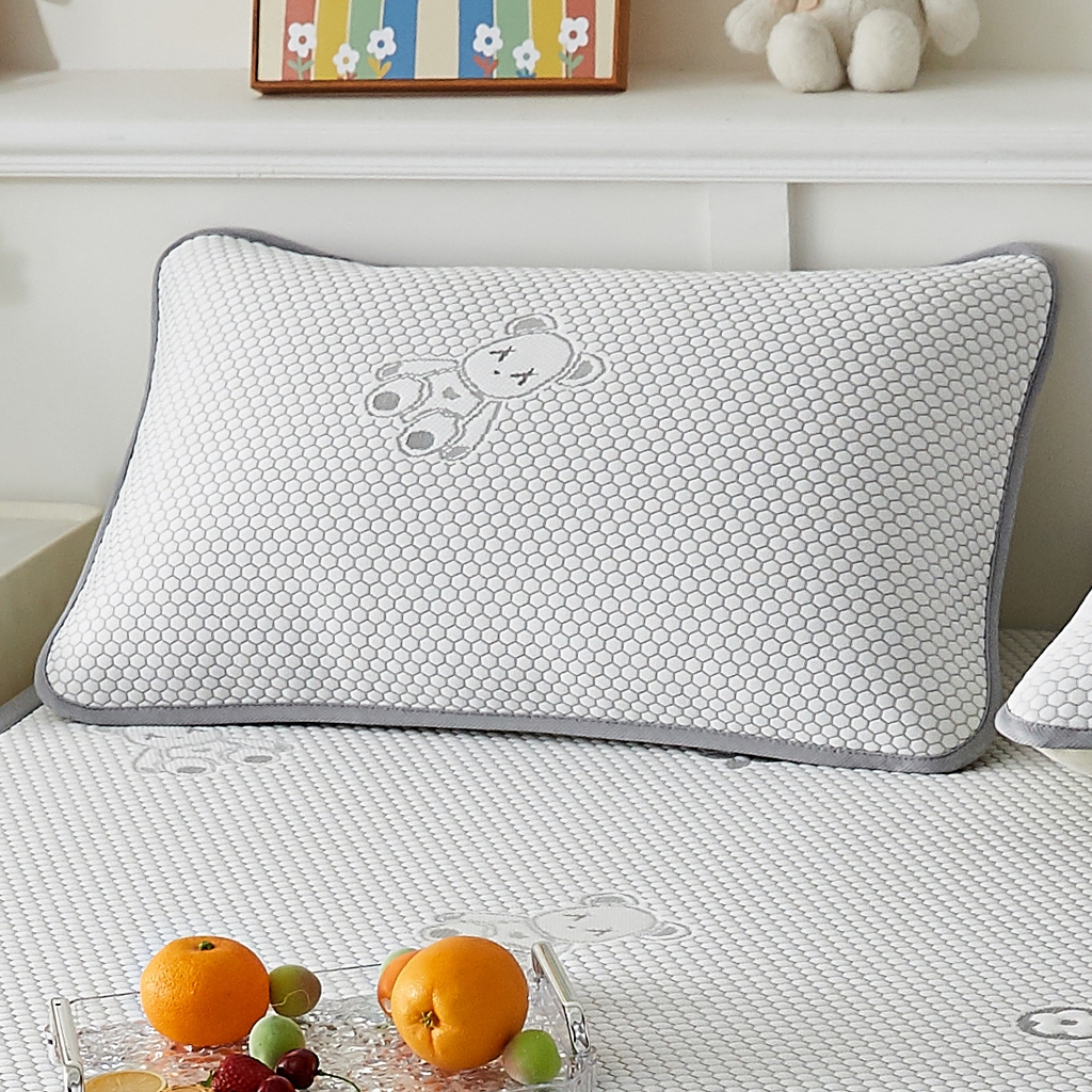 91家纺网 家纺一手货源 找家纺 奇丝雅 2026新款夏季A类卡通冰豆豆冰丝凉席枕套凉感家用可机洗单人学生宿舍48×74cm一只一对 抱抱熊-灰