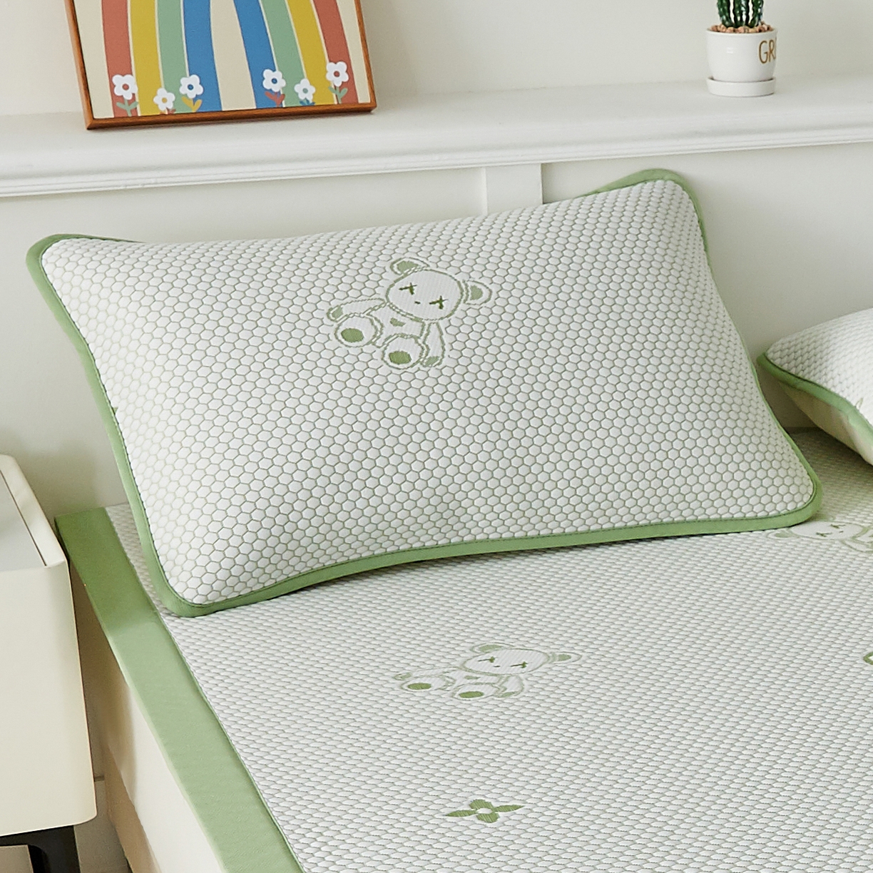 91家纺网 家纺一手货源 找家纺 奇丝雅 2026新款夏季A类卡通冰豆豆冰丝凉席枕套凉感家用可机洗单人学生宿舍48×74cm一只一对 抱抱熊-绿