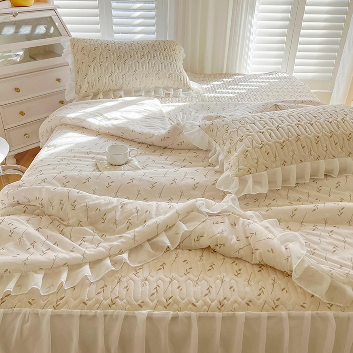 91家纺网 家纺一手货源 找家纺 慕澄2026新款小清新印花凉感丝花床裙款乳胶凉席 叶子青青