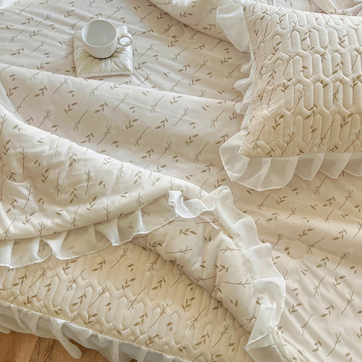 91家纺网 家纺一手货源 找家纺 慕澄2026新款小清新印花凉感丝花床裙款乳胶凉席 叶子青青