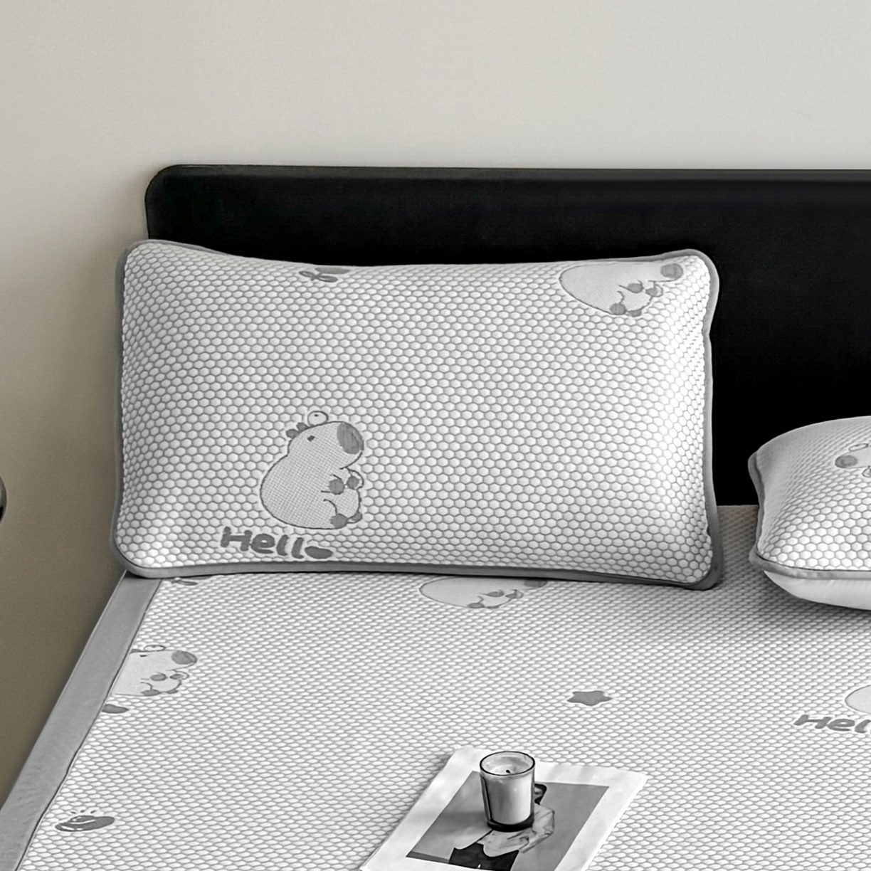 91家纺网 家纺一手货源 找家纺 奇丝雅 2026新款夏季A类卡通冰豆豆冰丝凉席枕套凉感家用可机洗单人学生宿舍48×74cm一只一对 卡皮巴拉-灰