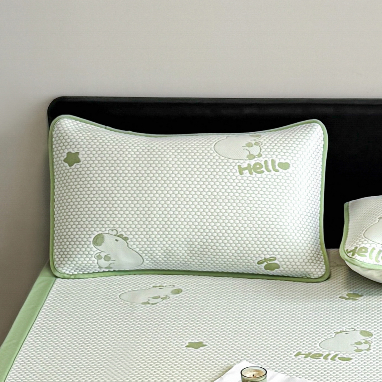 91家纺网 家纺一手货源 找家纺 奇丝雅 2026新款夏季A类卡通冰豆豆冰丝凉席枕套凉感家用可机洗单人学生宿舍48×74cm一只一对 卡皮巴拉-绿