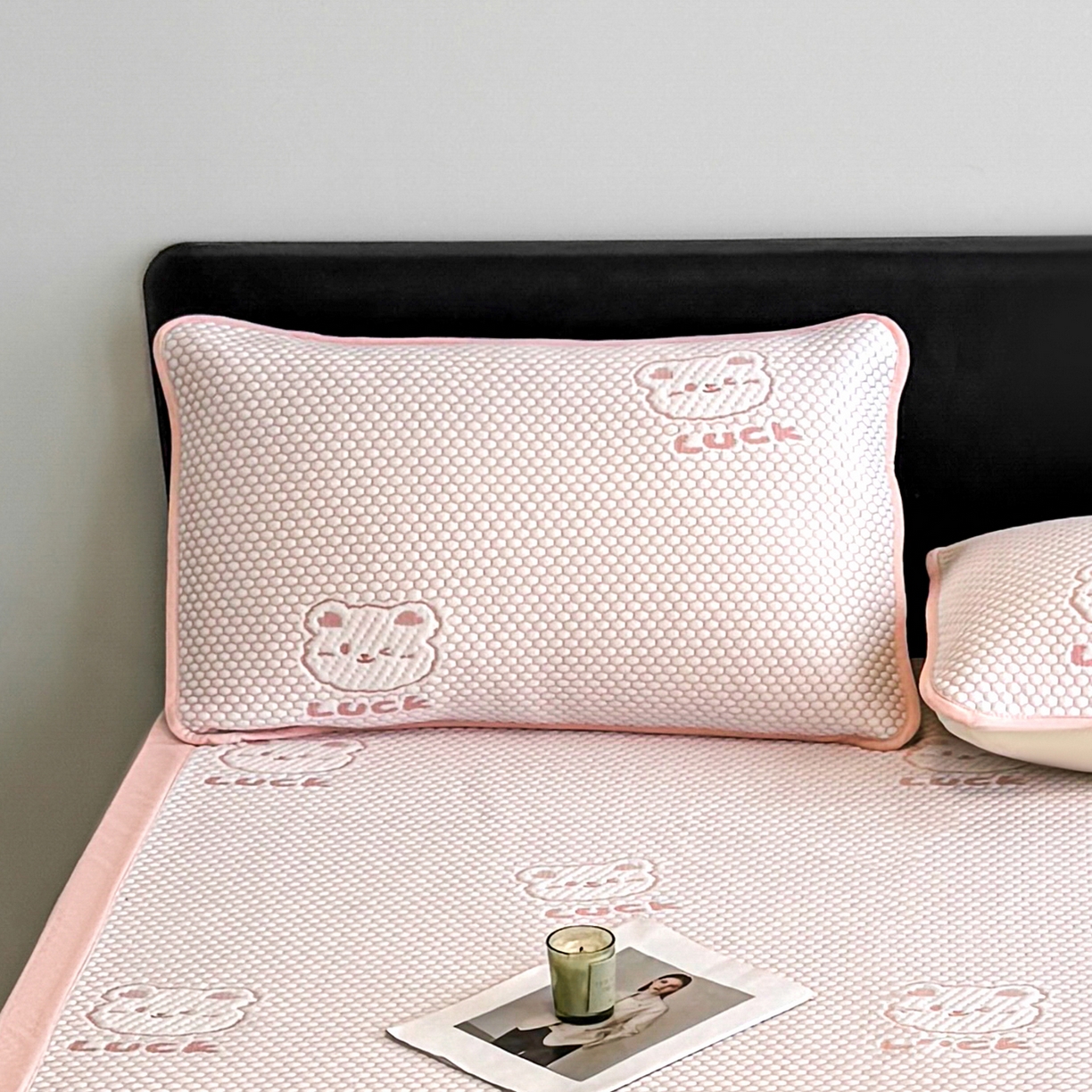 91家纺网 家纺一手货源 找家纺 奇丝雅 2026新款夏季A类卡通冰豆豆冰丝凉席枕套凉感家用可机洗单人学生宿舍48×74cm一只一对 小冰熊-粉