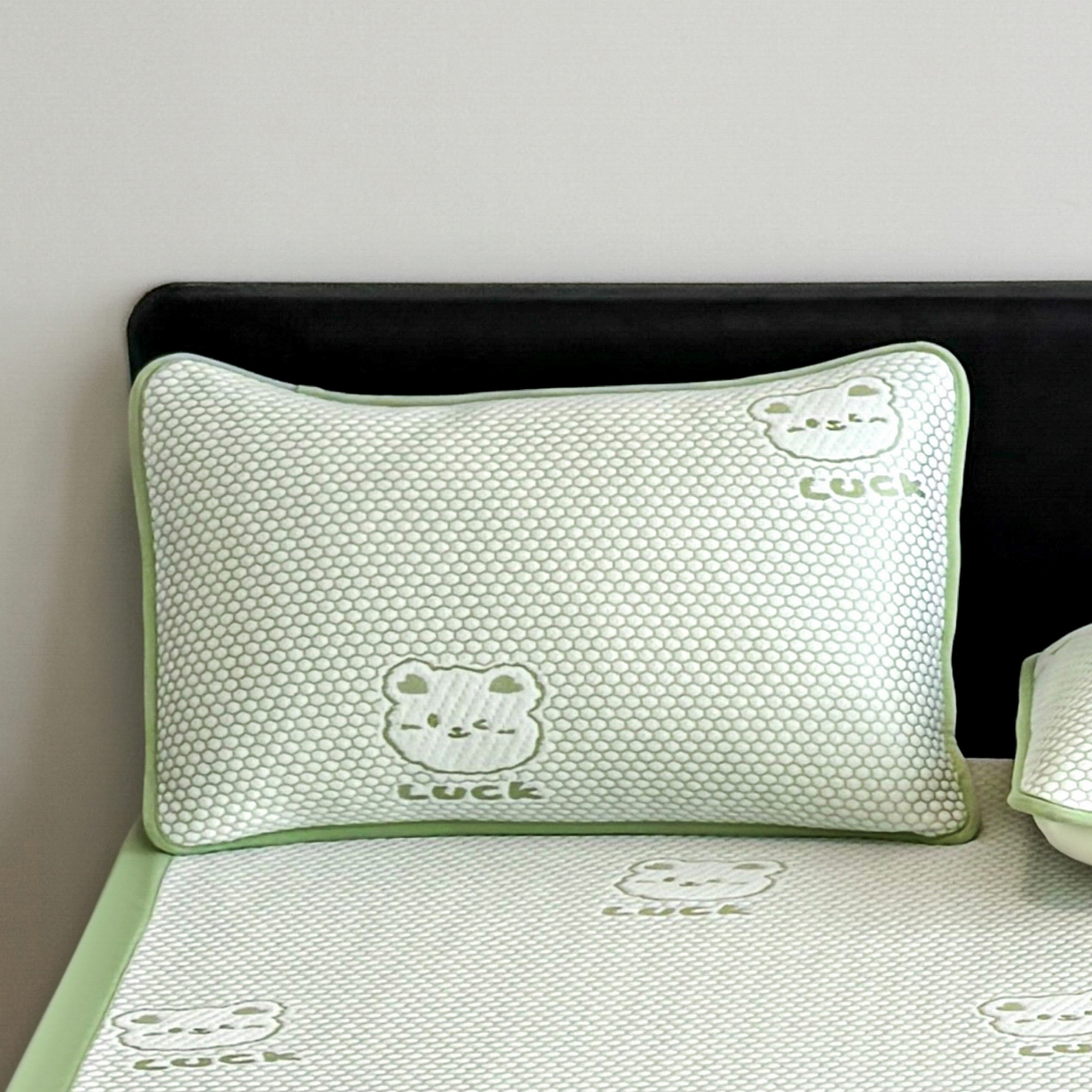 91家纺网 家纺一手货源 找家纺 家品罗兰 2026新款夏季A类卡通冰豆豆冰丝凉席枕套凉感家用可机洗单人学生宿舍48×74cm一只一对 小冰熊-绿