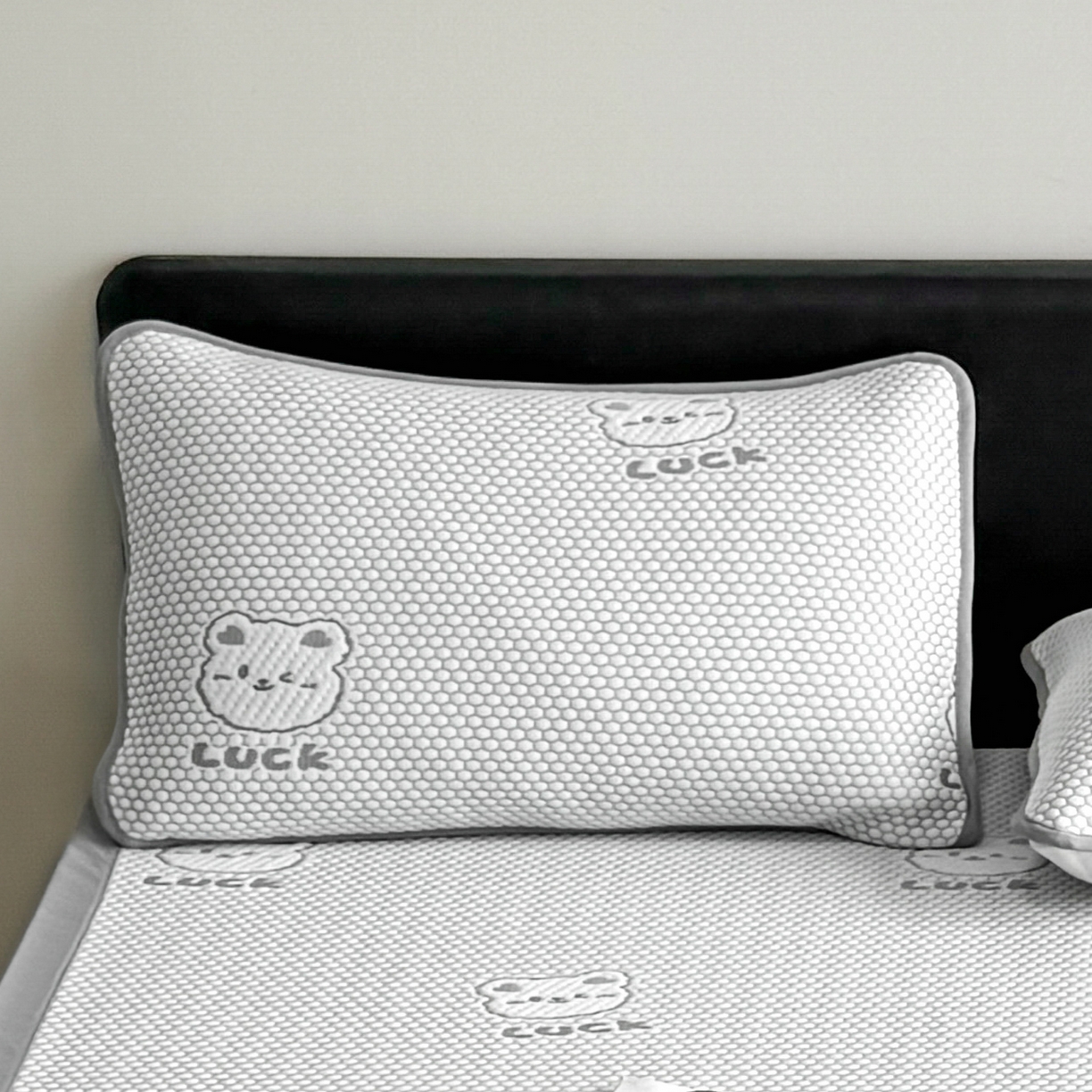 91家纺网 家纺一手货源 找家纺 奇丝雅 2026新款夏季A类卡通冰豆豆冰丝凉席枕套凉感家用可机洗单人学生宿舍48×74cm一只一对 小冰熊-灰