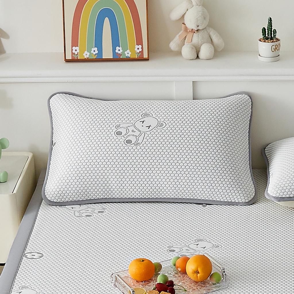 91家纺网 家纺一手货源 找家纺 家品罗兰 2026新款夏季A类卡通冰豆豆冰丝凉席枕套凉感家用可机洗单人学生宿舍48×74cm一只一对 抱抱熊-灰