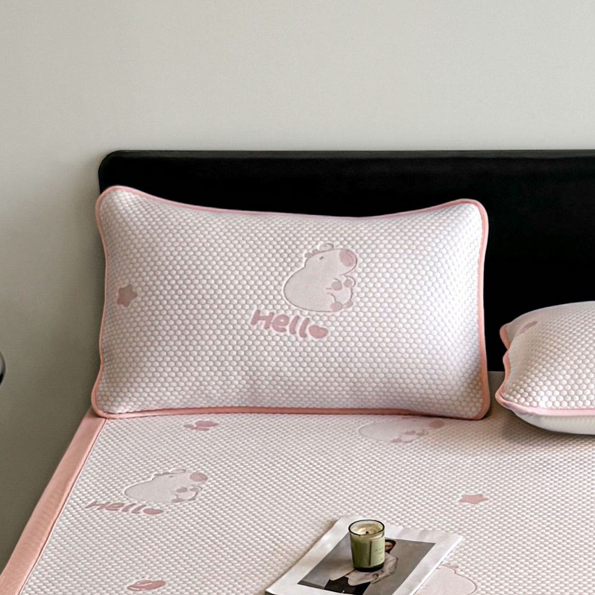 91家纺网 家纺一手货源 找家纺 家品罗兰 2026新款夏季A类卡通冰豆豆冰丝凉席枕套凉感家用可机洗单人学生宿舍48×74cm一只一对 卡皮巴拉-粉