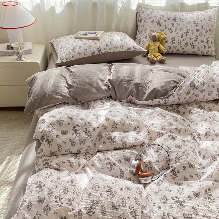 91家纺网 家纺一手货源 找家纺 红日子纺织品 2026新款云感皱皱纱四件套 浮梦花影