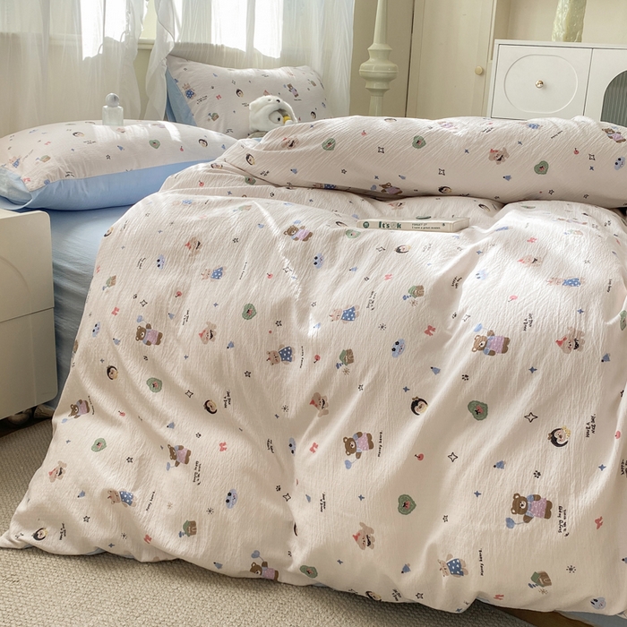 91家纺网 家纺一手货源 找家纺 红日子纺织品 2026新款云感皱皱纱四件套 活力萌熊