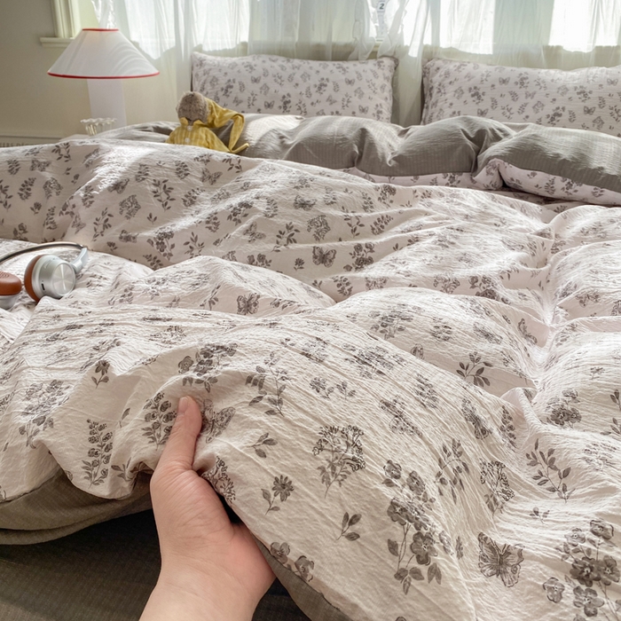 91家纺网 家纺一手货源 找家纺 红日子纺织品 2026新款云感皱皱纱四件套 浮梦花影