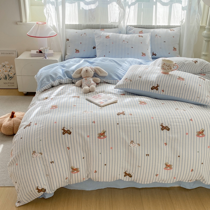 91家纺网 家纺一手货源 找家纺 红日子纺织品 2026新款云感皱皱纱四件套 童年木马