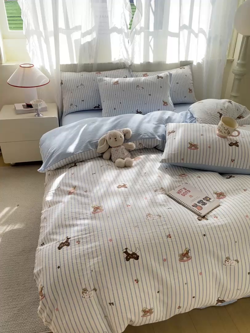 91家纺网 家纺一手货源 找家纺 红日子纺织品 2026新款云感皱皱纱四件套 童年木马