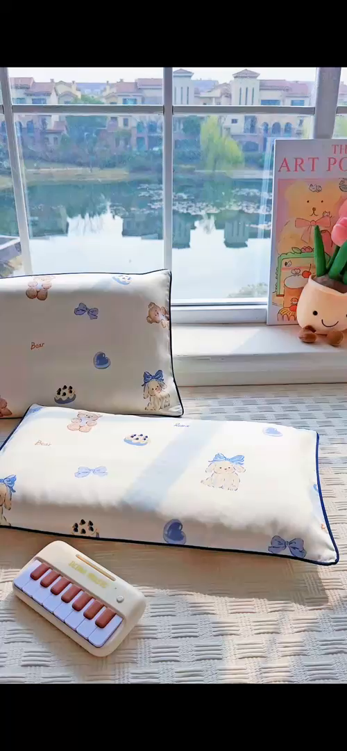 91家纺网 家纺一手货源 找家纺 姝辰 2026新款莱赛尔嵌绳卡通印花枕套儿童夏季凉感冰丝枕套幼儿园乳胶枕套枕罩 蓝莓蛋糕