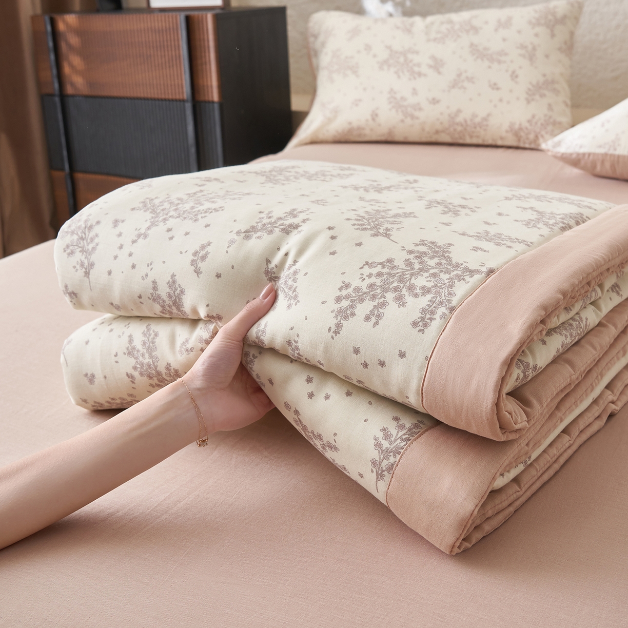 91家纺网 家纺一手货源 找家纺 晨曦家纺 2026新款全棉双层纱夏被四件套复古纯棉中国风夏凉被 蓝铃花语