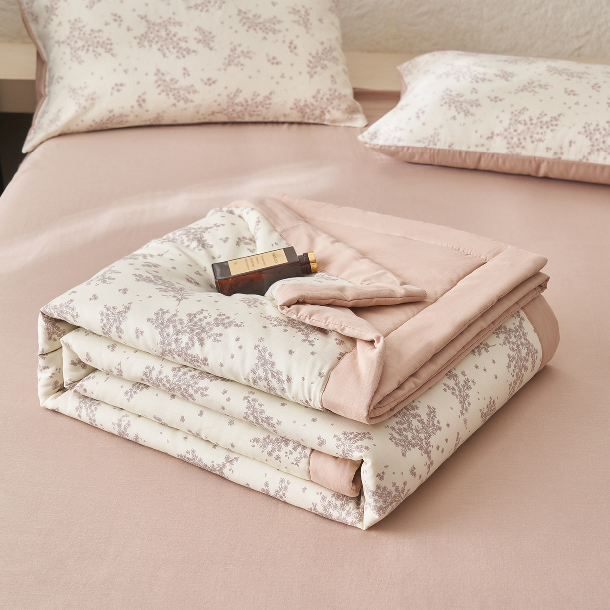 91家纺网 家纺一手货源 找家纺 晨曦家纺 2026新款全棉双层纱夏被四件套复古纯棉中国风夏凉被 蓝铃花语