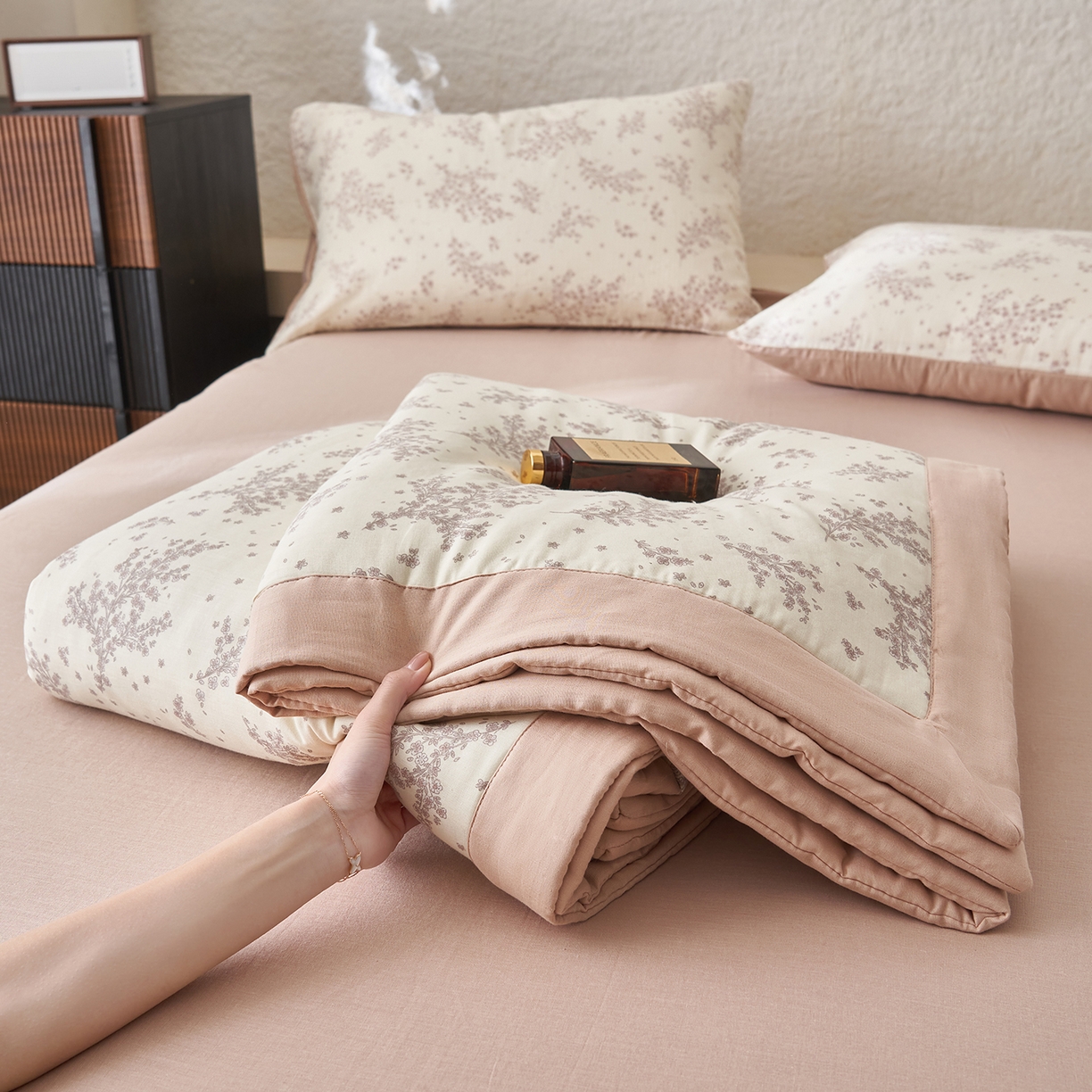 91家纺网 家纺一手货源 找家纺 晨曦家纺 2026新款全棉双层纱夏被四件套复古纯棉中国风夏凉被 蓝铃花语