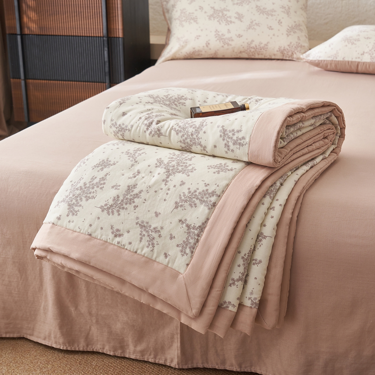 91家纺网 家纺一手货源 找家纺 晨曦家纺 2026新款全棉双层纱夏被四件套复古纯棉中国风夏凉被 蓝铃花语