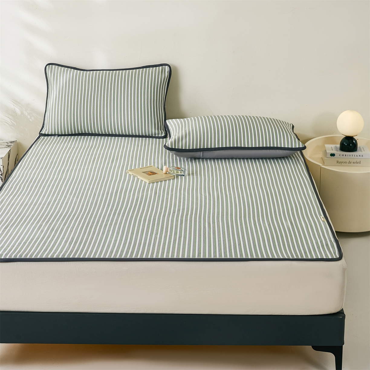 91家纺网 家纺一手货源 找家纺 （总）源舍家纺 2026新款乙纶PE国标凉席律动无印风条纹可机洗凉感值0.31床单款床笠款