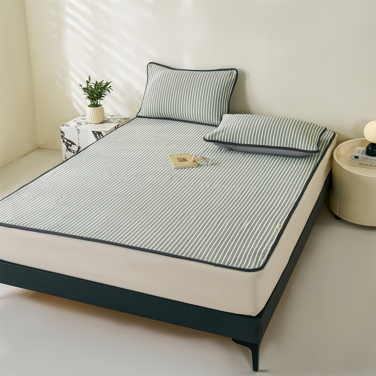 91家纺网 家纺一手货源 找家纺 （总）源舍家纺 2026新款乙纶PE国标凉席律动无印风条纹可机洗凉感值0.31床单款床笠款