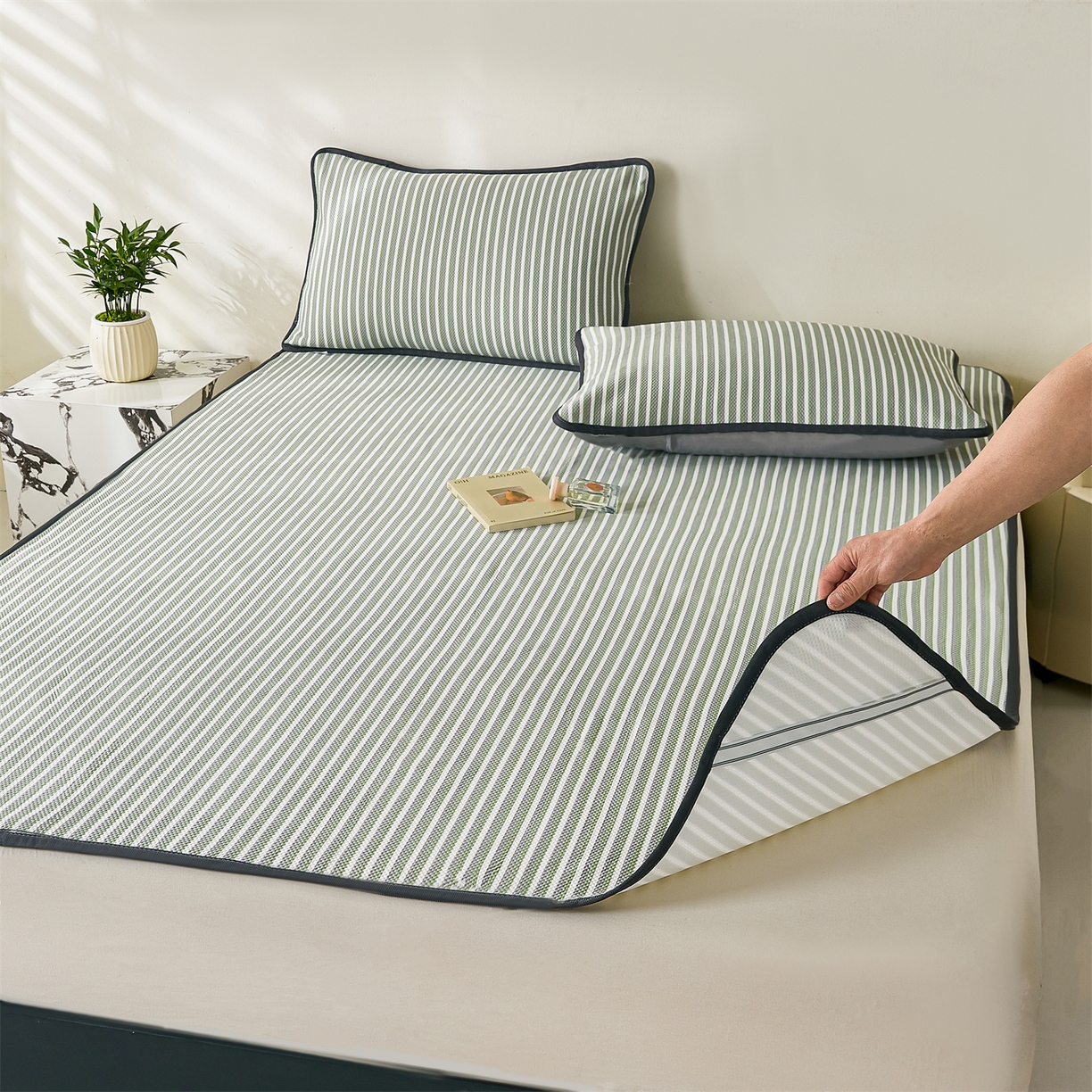 91家纺网 家纺一手货源 找家纺 （总）源舍家纺 2026新款乙纶PE国标凉席律动无印风条纹可机洗凉感值0.31床单款床笠款