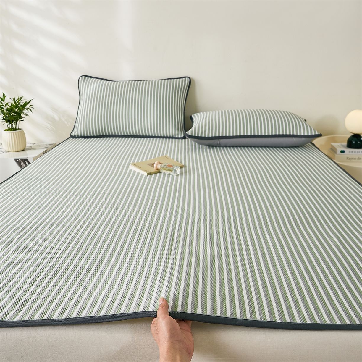 91家纺网 家纺一手货源 找家纺 （总）源舍家纺 2026新款乙纶PE国标凉席律动无印风条纹可机洗凉感值0.31床单款床笠款