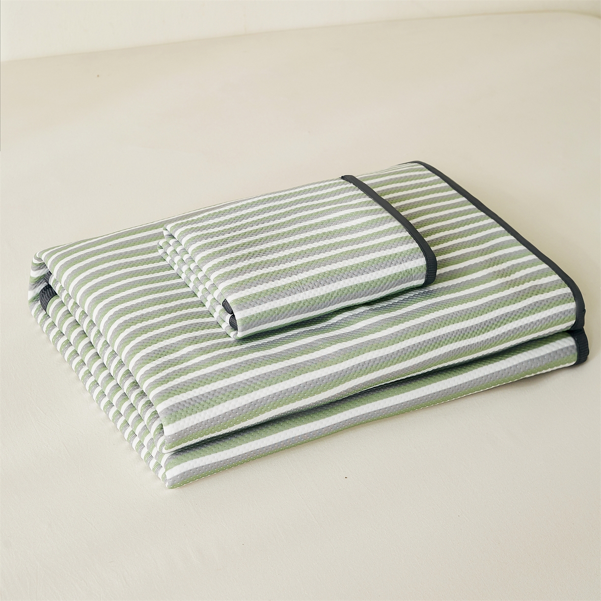 91家纺网 家纺一手货源 找家纺 （总）源舍家纺 2026新款乙纶PE国标凉席律动无印风条纹可机洗凉感值0.31床单款床笠款