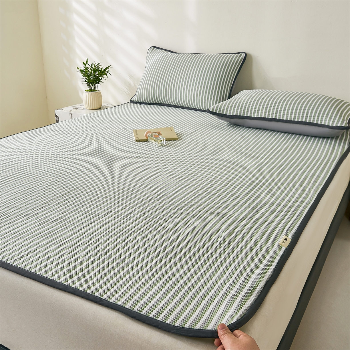 91家纺网 家纺一手货源 找家纺 （总）源舍家纺 2026新款乙纶PE国标凉席律动无印风条纹可机洗凉感值0.31床单款床笠款