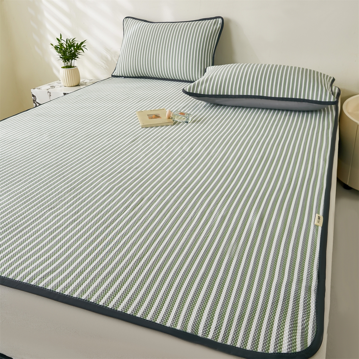 91家纺网 家纺一手货源 找家纺 （总）源舍家纺 2026新款乙纶PE国标凉席律动无印风条纹可机洗凉感值0.31床单款床笠款