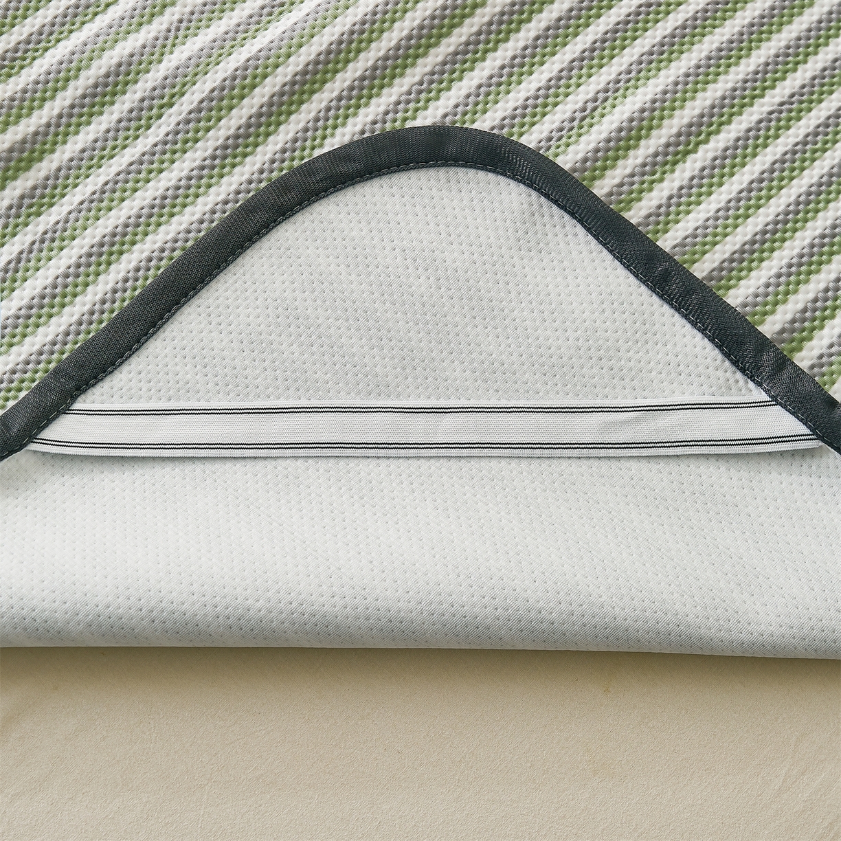 91家纺网 家纺一手货源 找家纺 （总）源舍家纺 2026新款乙纶PE国标凉席律动无印风条纹可机洗凉感值0.31床单款床笠款