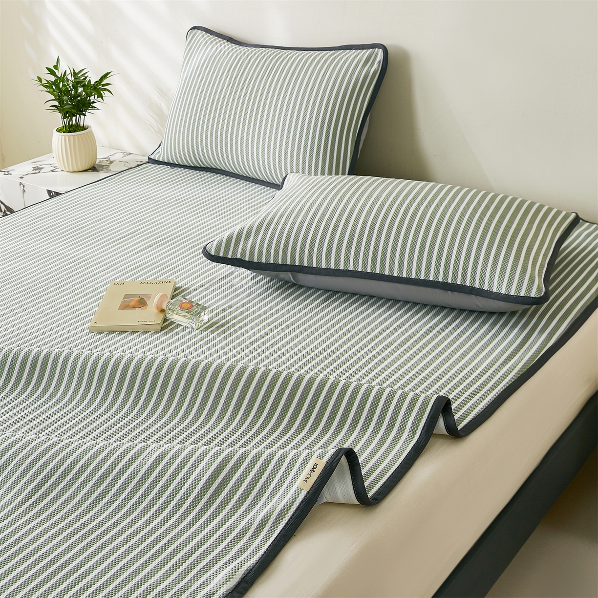 91家纺网 家纺一手货源 找家纺 （总）源舍家纺 2026新款乙纶PE国标凉席律动无印风条纹可机洗凉感值0.31床单款床笠款