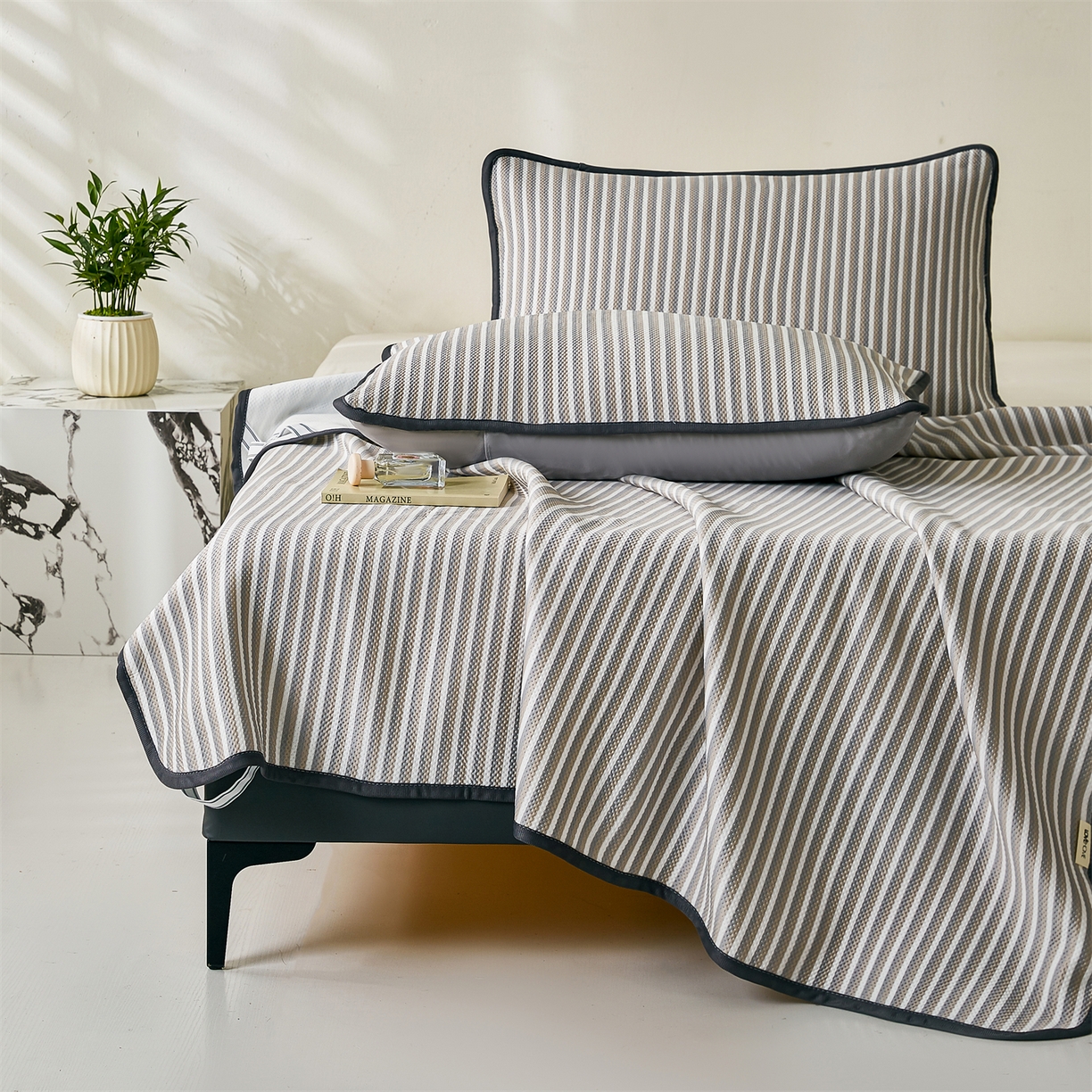 91家纺网 家纺一手货源 找家纺 （总）源舍家纺 2026新款乙纶PE国标凉席律动无印风条纹可机洗凉感值0.31床单款床笠款