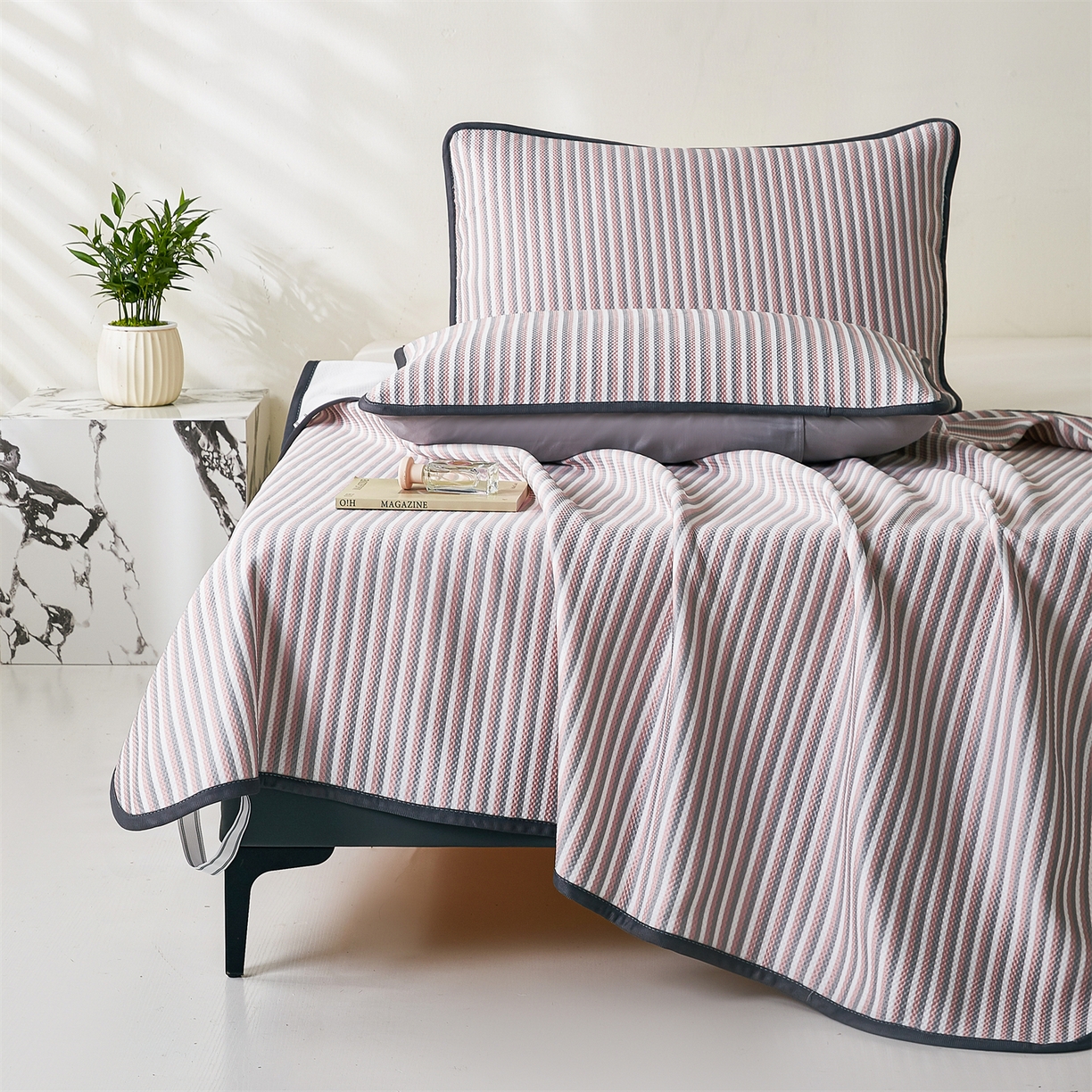 91家纺网 家纺一手货源 找家纺 （总）源舍家纺 2026新款乙纶PE国标凉席律动无印风条纹可机洗凉感值0.31床单款床笠款