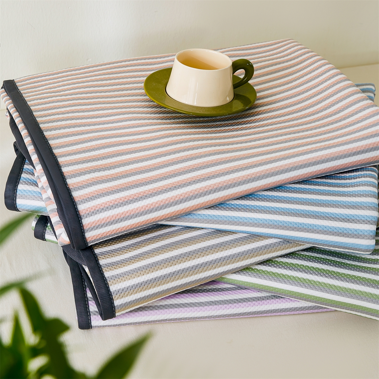 91家纺网 家纺一手货源 找家纺 （总）源舍家纺 2026新款乙纶PE国标凉席律动无印风条纹可机洗凉感值0.31床单款床笠款