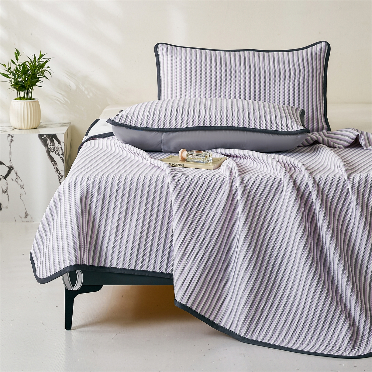 91家纺网 家纺一手货源 找家纺 （总）源舍家纺 2026新款乙纶PE国标凉席律动无印风条纹可机洗凉感值0.31床单款床笠款