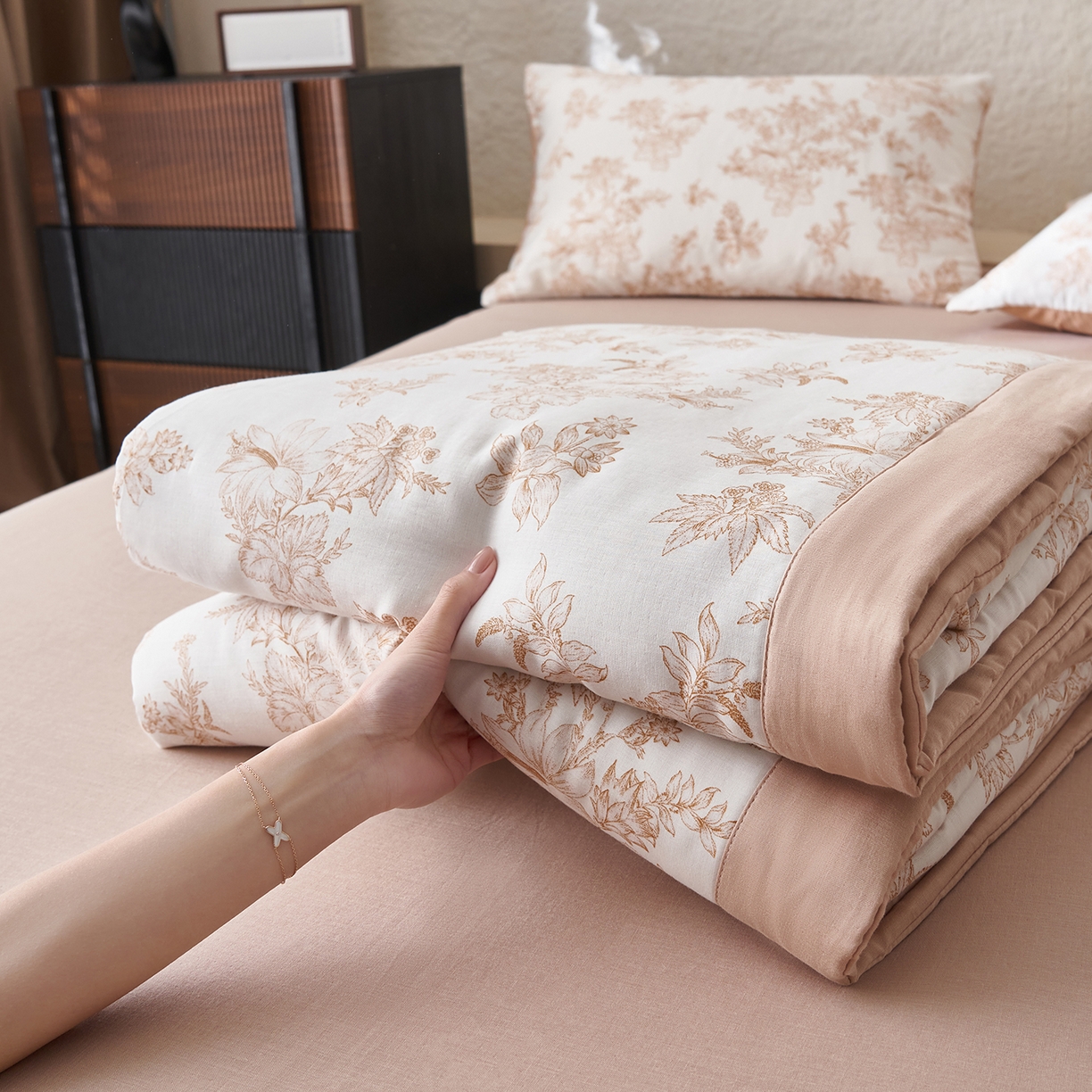 91家纺网 家纺一手货源 找家纺 晨曦家纺 2026新款全棉双层纱夏被四件套复古纯棉中国风夏凉被 漫花叙