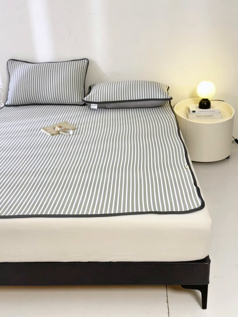 91家纺网 家纺一手货源 找家纺 （总）源舍家纺 2026新款乙纶PE国标凉席律动无印风条纹可机洗凉感值0.31床单款床笠款