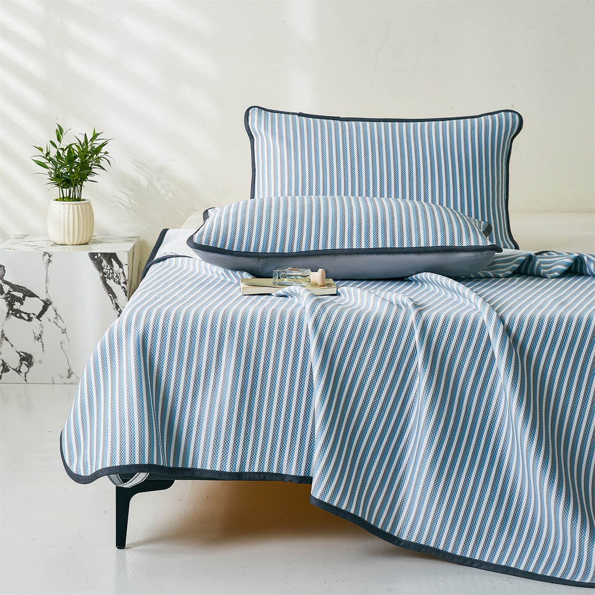 91家纺网 家纺一手货源 找家纺 （总）源舍家纺 2026新款乙纶PE国标凉席律动无印风条纹可机洗凉感值0.31床单款床笠款