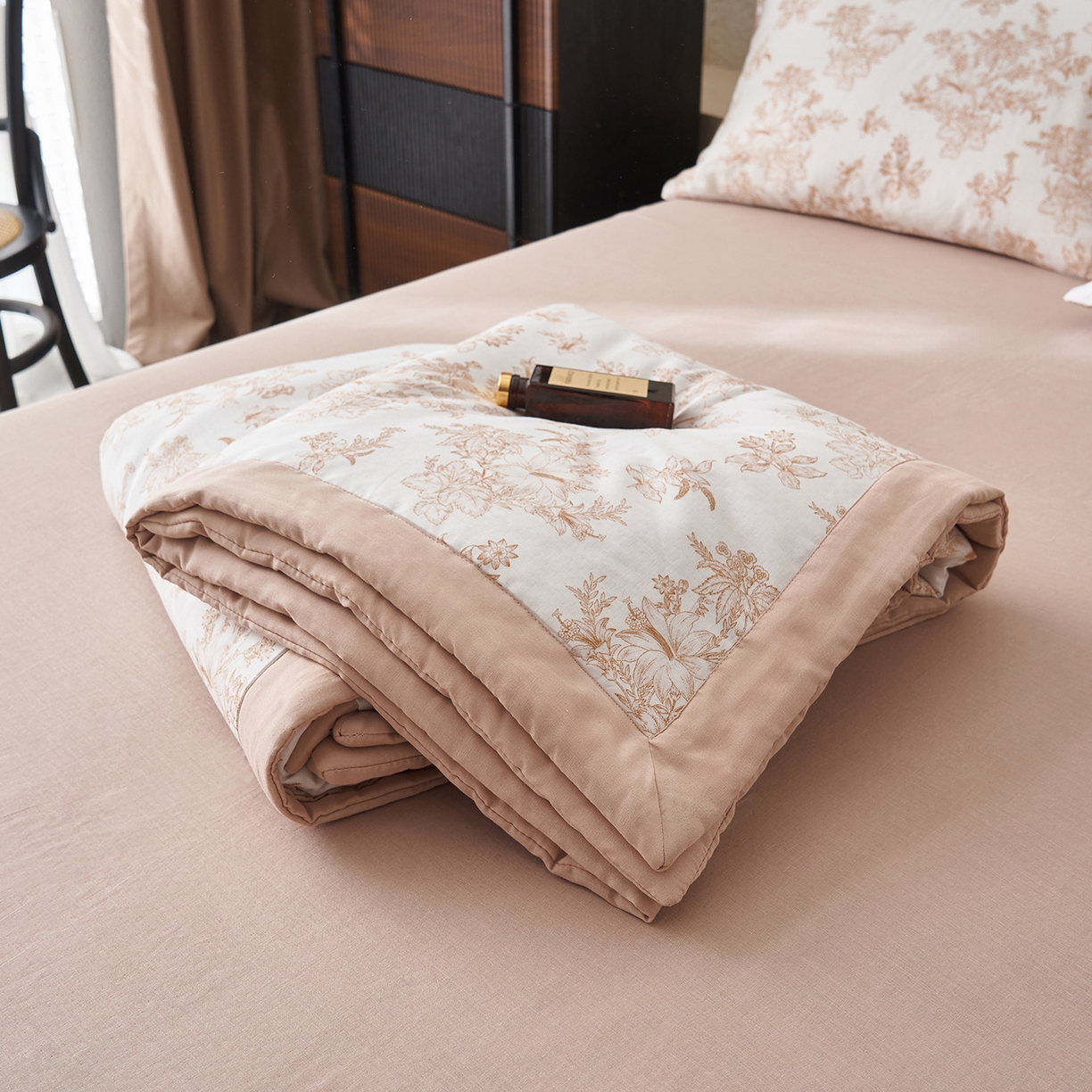 91家纺网 家纺一手货源 找家纺 晨曦家纺 2026新款全棉双层纱夏被四件套复古纯棉中国风夏凉被 漫花叙