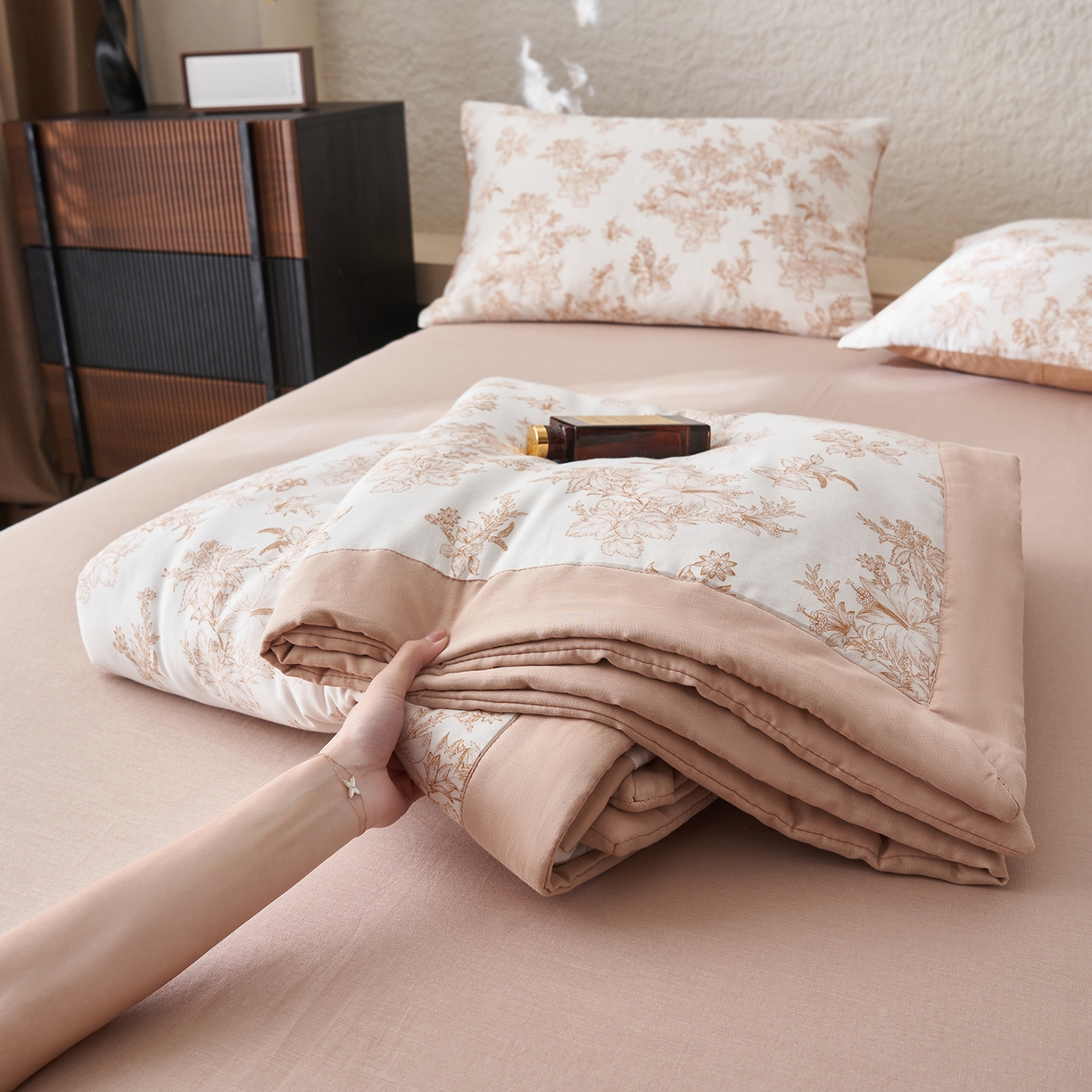 91家纺网 家纺一手货源 找家纺 晨曦家纺 2026新款全棉双层纱夏被四件套复古纯棉中国风夏凉被 漫花叙