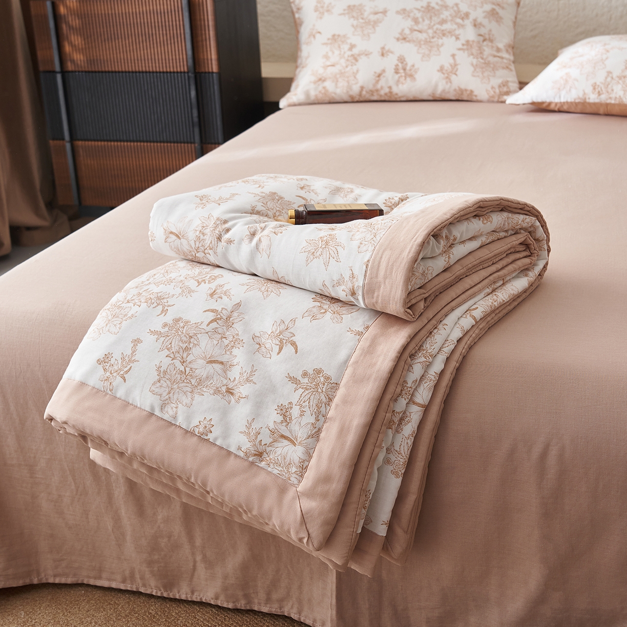 91家纺网 家纺一手货源 找家纺 晨曦家纺 2026新款全棉双层纱夏被四件套复古纯棉中国风夏凉被 漫花叙