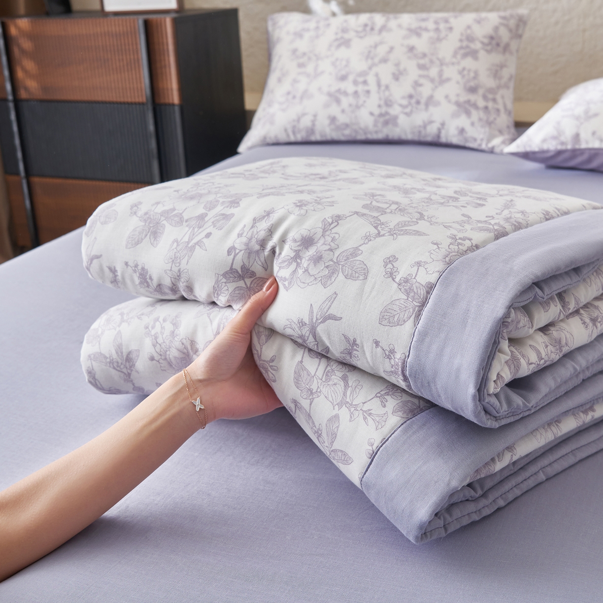 91家纺网 家纺一手货源 找家纺 晨曦家纺 2026新款全棉双层纱夏被四件套复古纯棉中国风夏凉被 紫雾花野